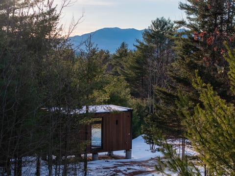 ÖÖD Seven Cedars at Jay - Scandinavian Mirror Glass Cabin
