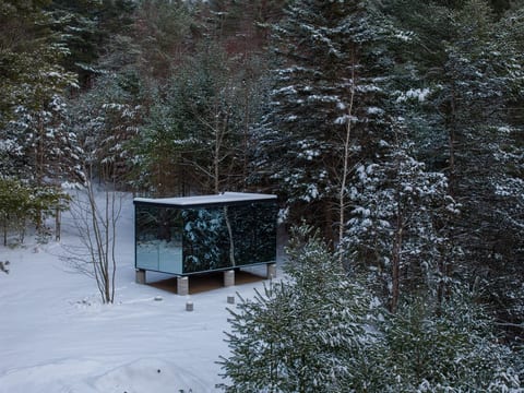 ÖÖD Seven Cedars at Jay - Scandinavian Mirror Glass Cabin