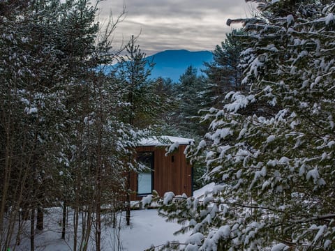 ÖÖD Seven Cedars at Jay - Scandinavian Mirror Glass Cabin