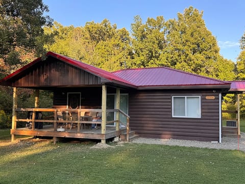 Cozy two bedroom cottage walking distance to lake image 1