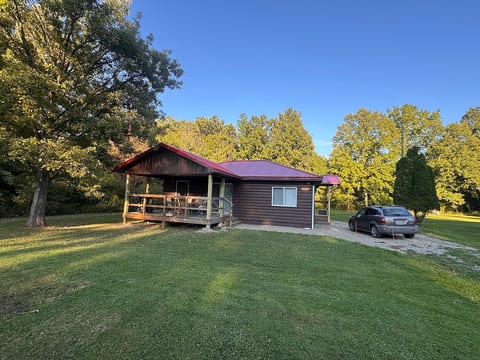 Cozy two bedroom cottage walking distance to lake image 2