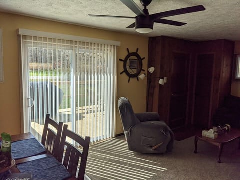 Cozy two bedroom cottage walking distance to lake image 3