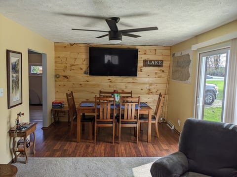 Cozy two bedroom cottage walking distance to lake image 5