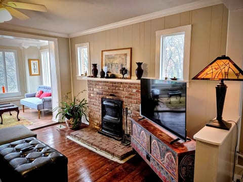 Fire place and TV. Sorry, fireplace is not available to guest because of insurance reasons.