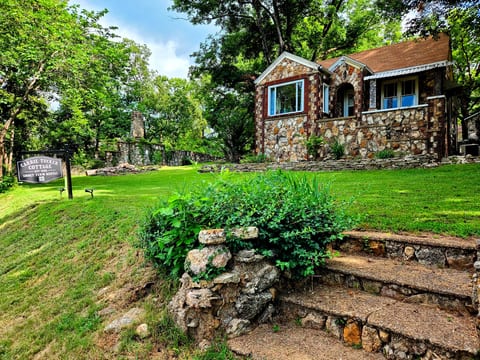 Charming stone cottage with spacious lawn and peaceful wooded setting
