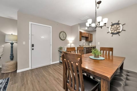 A table for 7 with room for the high chair. Kids’ plates and cups are already in the kitchen, so you can skip packing them.