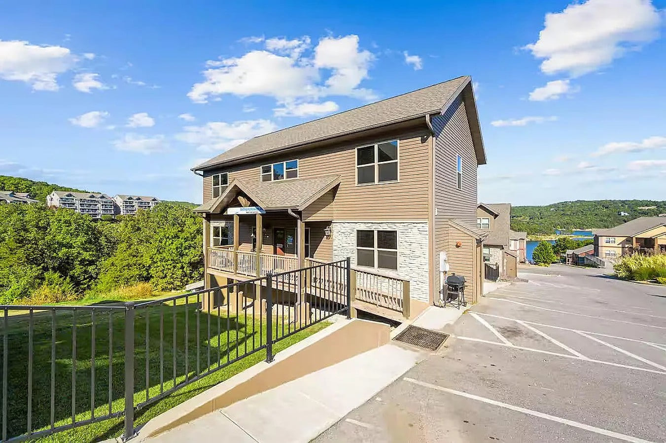 Sleeps 20 + Game Room + Boat Slip, 5 Min to SDC