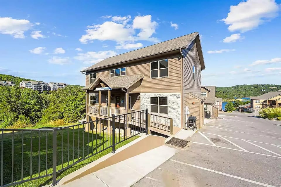 Step-free main-floor entry, so grandparents and strollers get in easily. Table Rock Lake is a 3-minute walk.