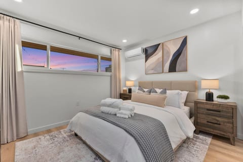 Fleet Week Stay | 2BR | Firepit | Parking