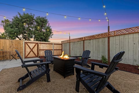 Fleet Week Stay | 2BR | Firepit | Parking