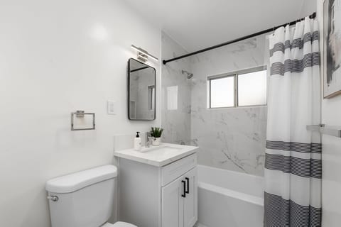 Central San Diego 1BR | Garage + Workspace + W/D