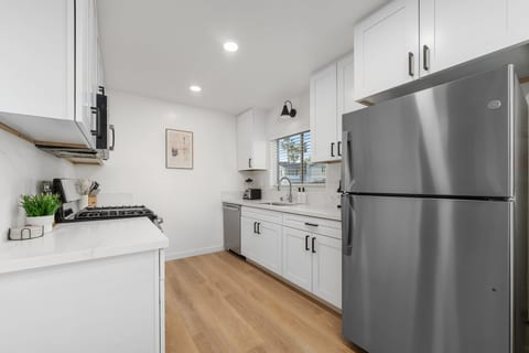 Central San Diego 1BR | Garage + Workspace + W/D