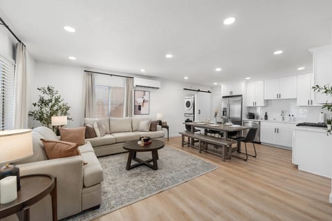 Family Getaway | 4BR | Sleeps 8 + Parking