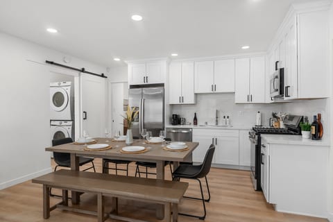 Family Getaway | 4BR | Sleeps 8 + Parking