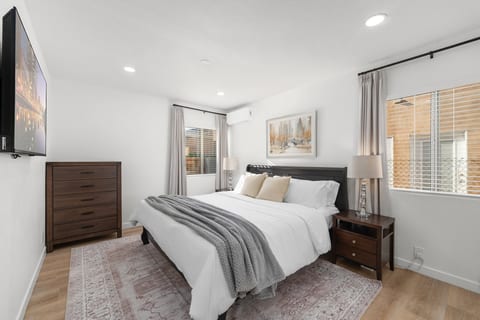 Family Getaway | 4BR | Sleeps 8 + Parking