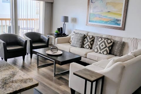 Water views,4m beach walk, boat dock, free parking