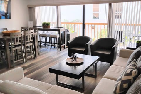 Water views,4m beach walk, boat dock, free parking