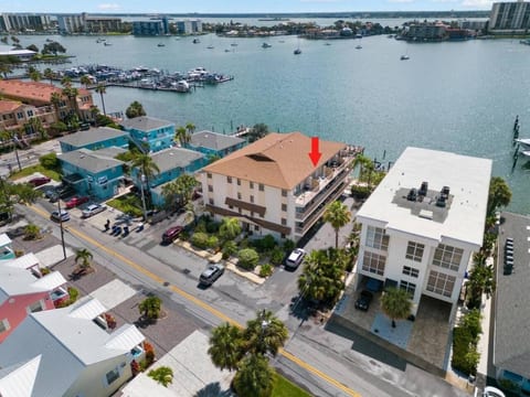 Water views,4m beach walk, boat dock, free parking