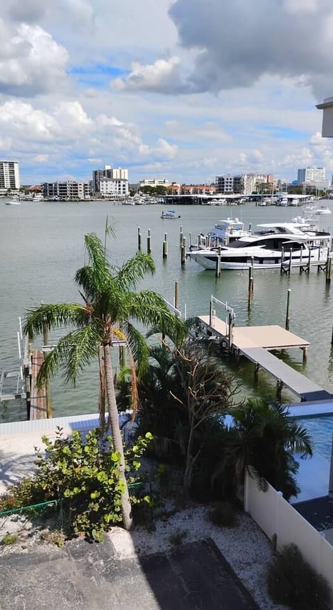 Water views,4m beach walk, boat dock, free parking