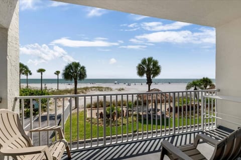 SeaBreeze 101-Sunsets, sand, pool! Free parking