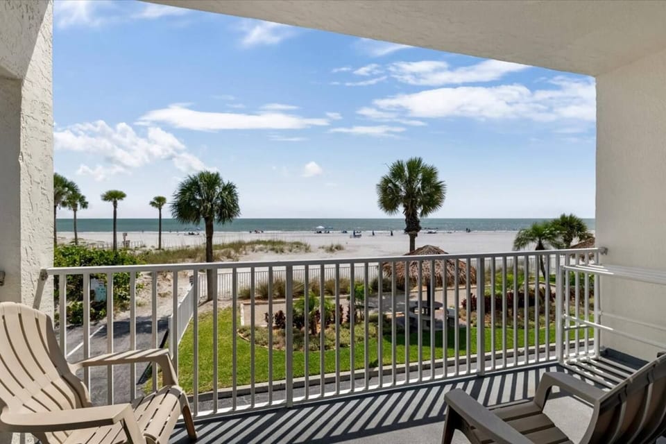 SeaBreeze 101-Sunsets, sand, pool! Free parking - Madeira Beach