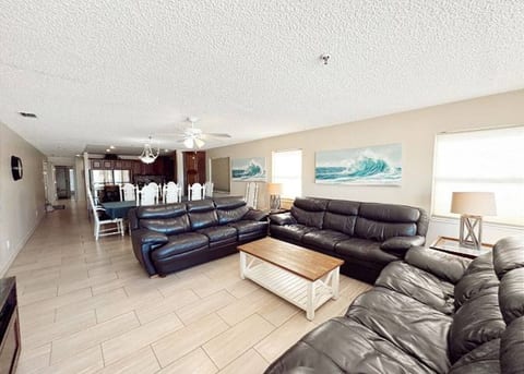 SeaBreeze 101-Sunsets, sand, pool! Free parking