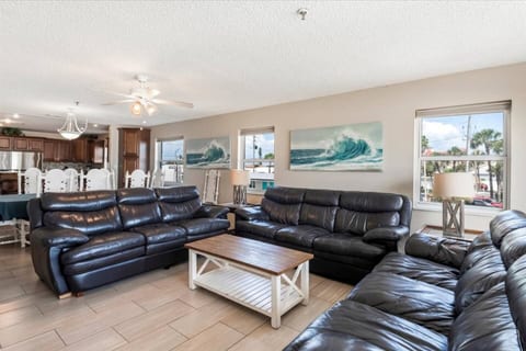 SeaBreeze 101-Sunsets, sand, pool! Free parking
