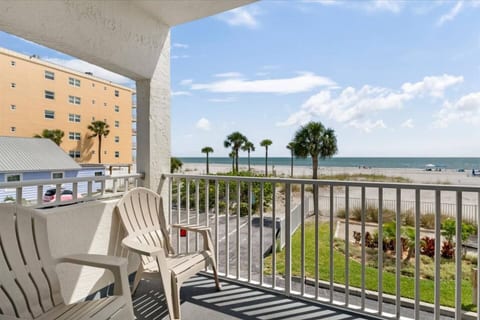 SeaBreeze 101-Sunsets, sand, pool! Free parking