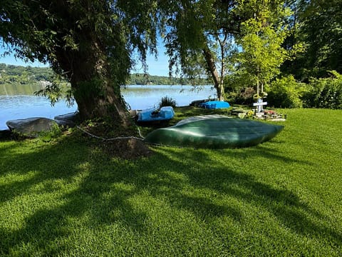 Between A Lake & Pond - Tranquil Cottage Haven