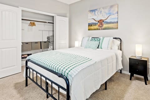 Cozy & Modern & Pet Friendly w/Fenced Yard