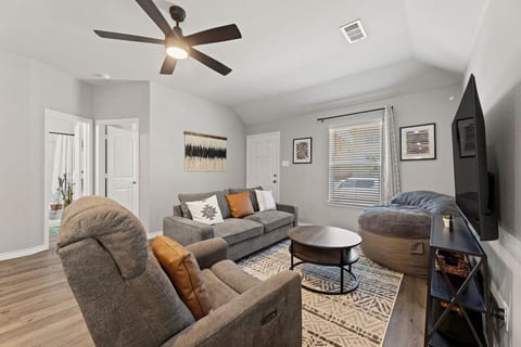 Cozy & Modern & Pet Friendly w/Fenced Yard