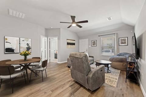 Cozy & Modern & Pet Friendly w/Fenced Yard