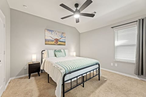 Cozy & Modern & Pet Friendly w/Fenced Yard