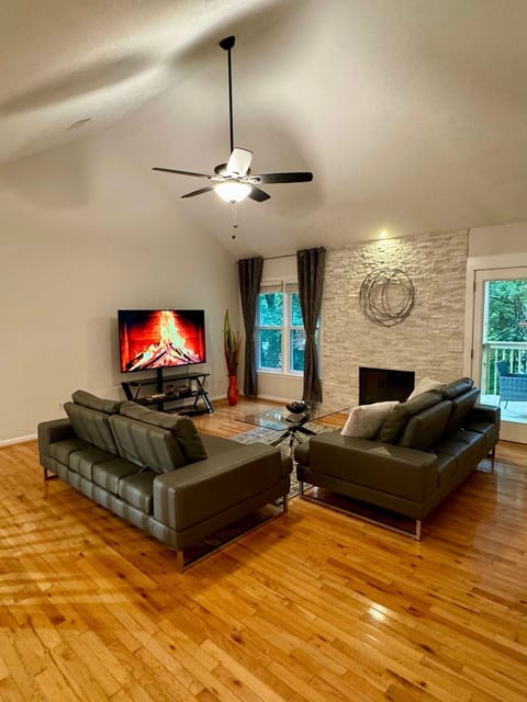 Luxury Family Retreat Near Truist + Walking Trails image 1