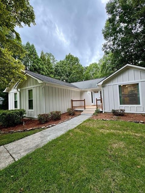 Luxe 5BR Retreat Near Truist Park &National Trails image 3