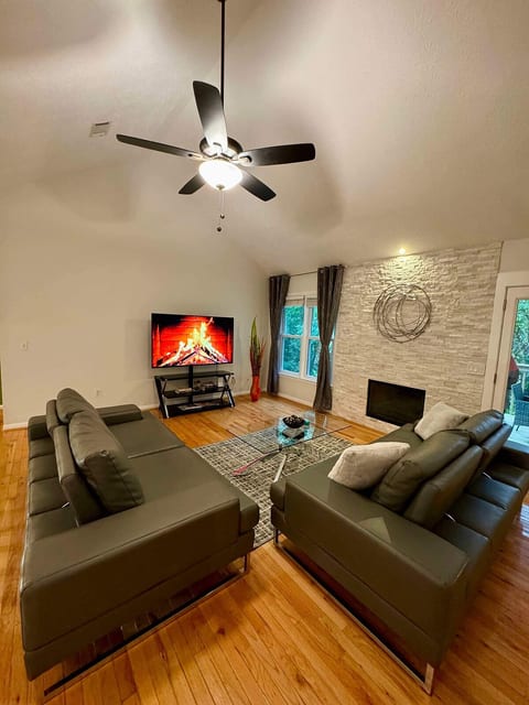Luxe 5BR Retreat Near Truist Park &National Trails image 5