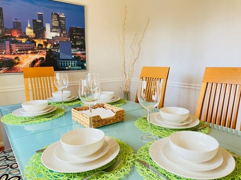 Luxe 5BR Retreat Near Truist Park &National Trails image 2