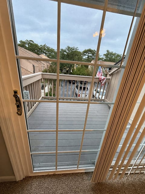 Coastal townhouse with a 3 min walk to the beach! image 4
