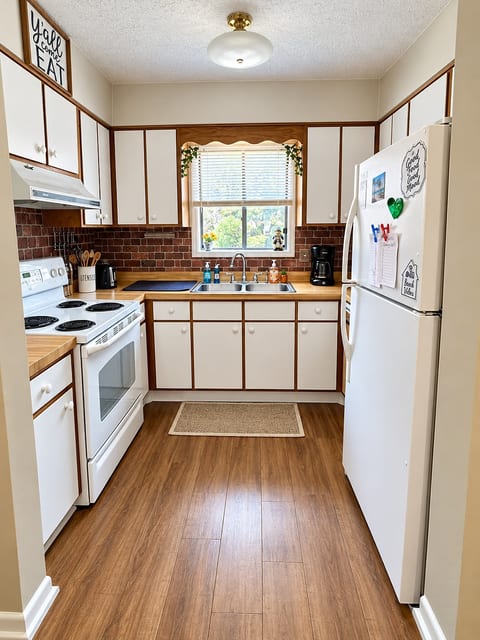 Coastal townhouse with a 3 min walk to the beach! image 5