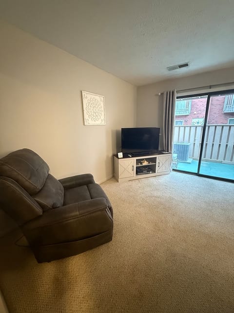 Coastal townhouse with a 3 min walk to the beach! image 3