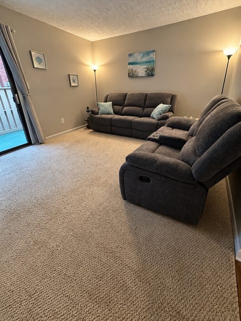 Coastal townhouse with a 3 min walk to the beach! image 2