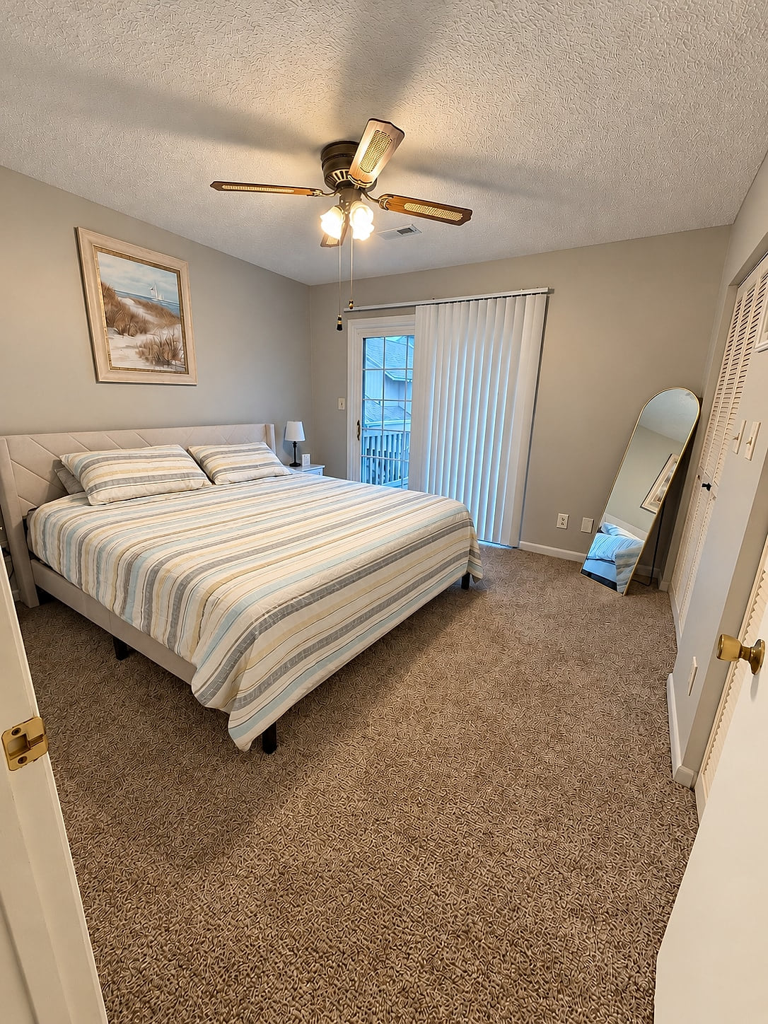 Coastal townhouse with a 3 min walk to the beach!