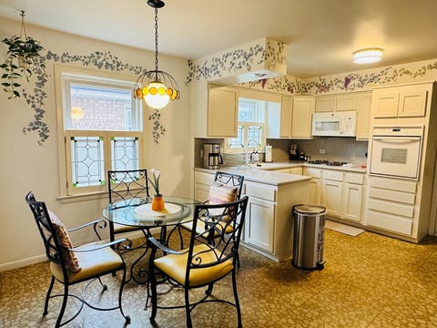 3BR Vintage Apt • Back Yard• Walk to McKinley Park