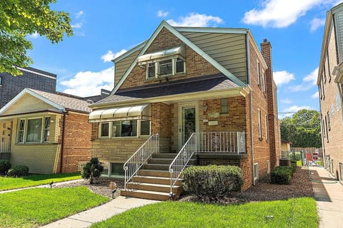 3BR Vintage Apt • Back Yard• Walk to McKinley Park
