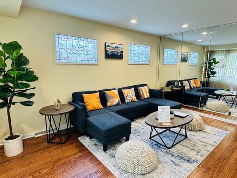 3BR Vintage Apt • Back Yard• Walk to McKinley Park