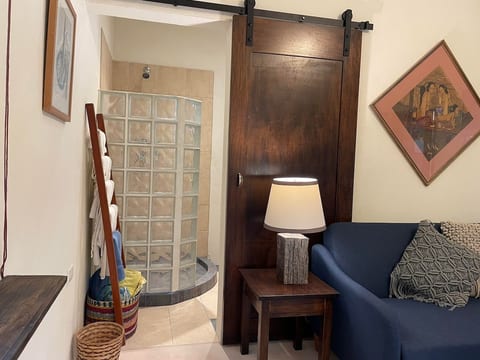 Corner Casa - Tiny Garden Studio in Village