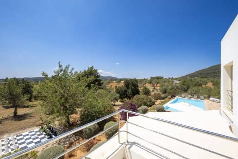 Prestige Villa with Large Pool - Luxury Retreat