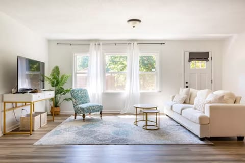 Bohemian Retreat |Newly Remodeled with New Hottub