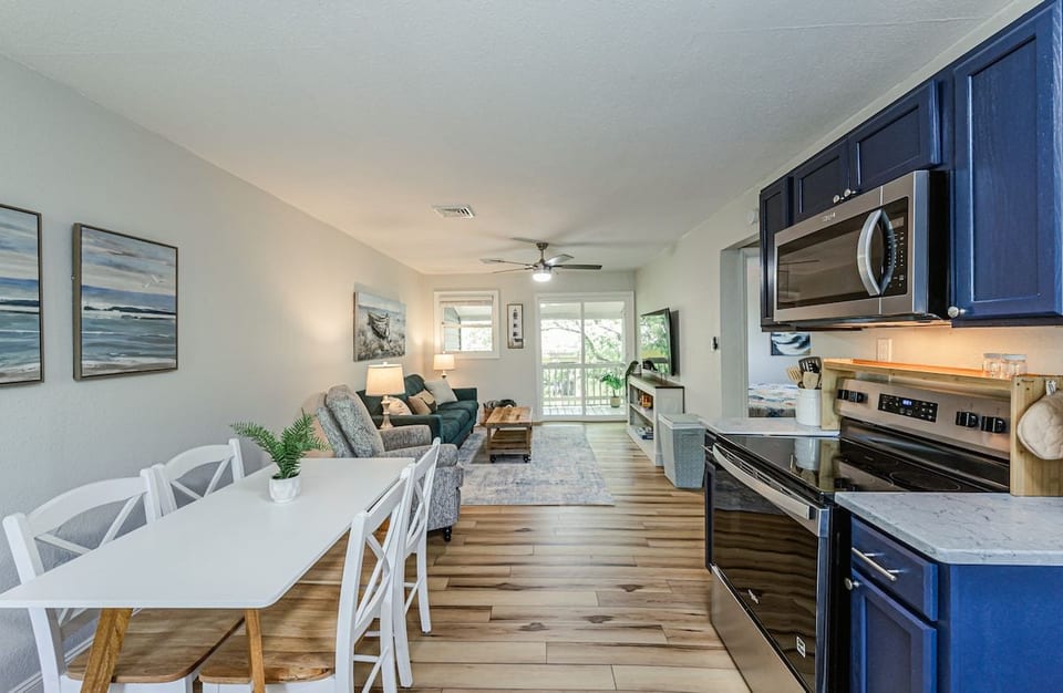 Unit 3 - Walk/Bike to Beach! Bikes Included! image 1