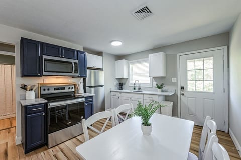 Unit 3 - Walk/Bike to Beach! Bikes Included! image 3